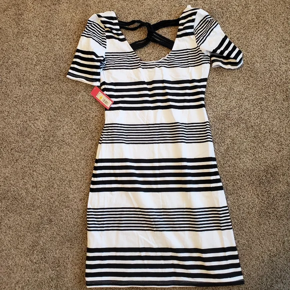 black and white poplin dress Gracie Poplin Nursing Midi Dress main image 0